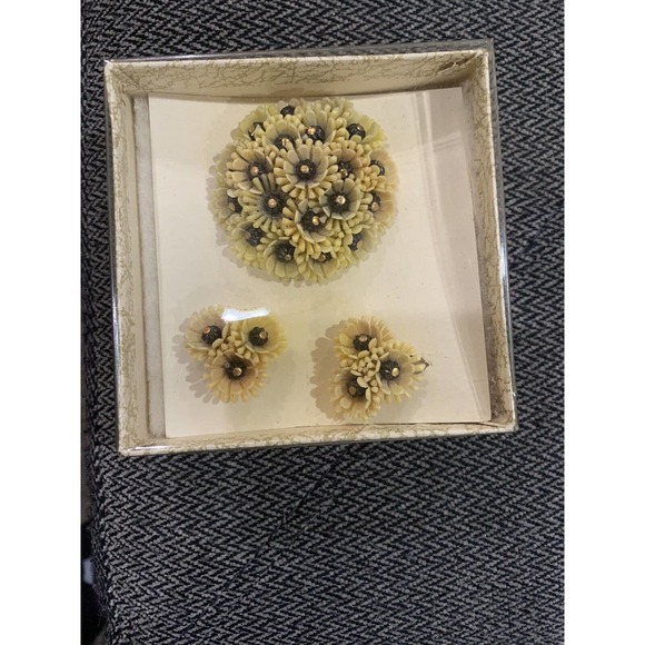 Vintage Beige Plastic Flower Cluster Jewelry Set. Brooch & Clip On Earrings - Picture 1 of 3